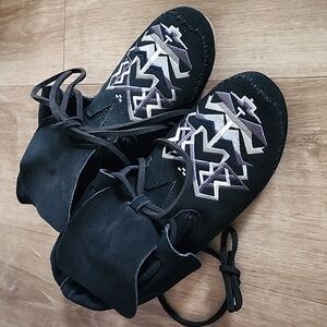 NEW WITHOUT BOX Tom's tribal print lace up Moccasins size 9